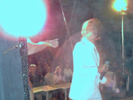 Sous un Grand Chapiteau � la Palmyre un Cloclo admire son public